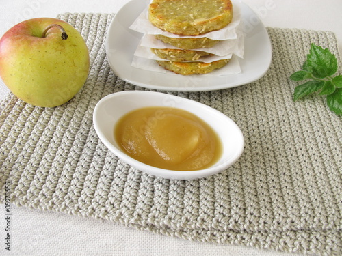 Wallpaper Mural Kartoffelküchlein mit Apfelsoße Torontodigital.ca