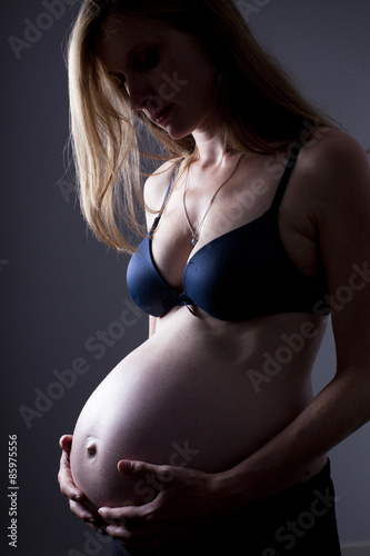 Mujer rubia embarazada en clave baja photo