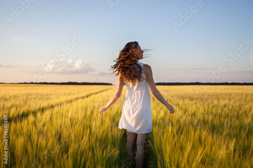 Obraz na płótnie woman in yellow wheat field w salonie