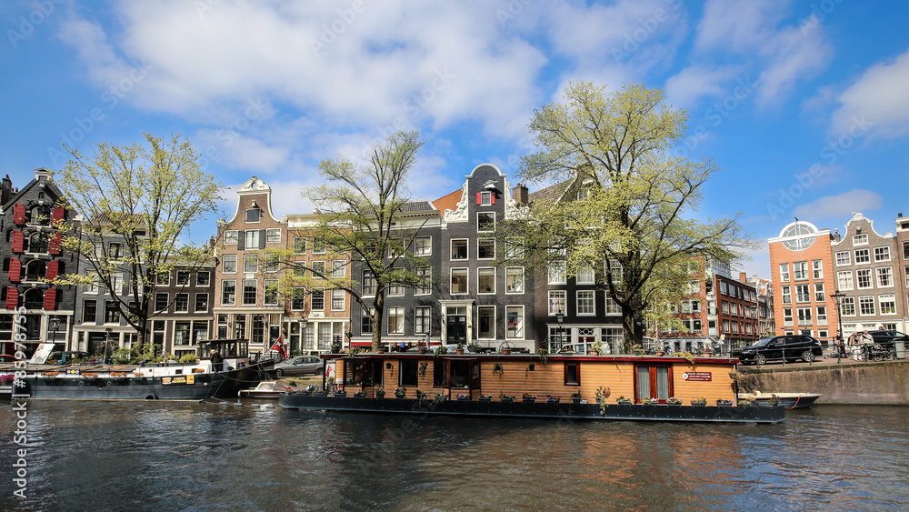 vue des maisons typique hollandaises (amsterdam)