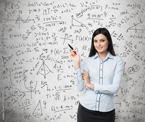 Photo Portrait of smiling woman who points out complicated math calculations