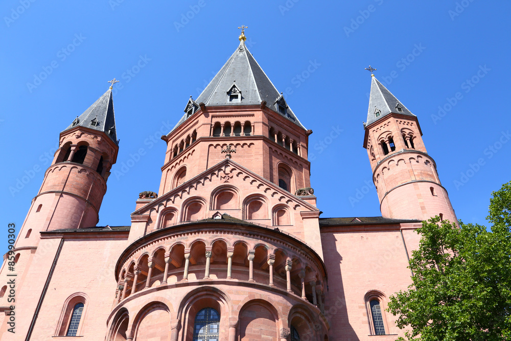 Mainzer Dom, Ostchor und Ostquerhaus mit Dreiturmgruppe. Blick vom Liebrfauenplatz. (Juni 2015)