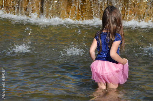 Девочка в фонтане.