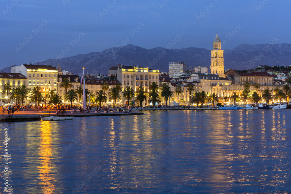 Obraz premium Skyline of city Split and harbour in the Evening