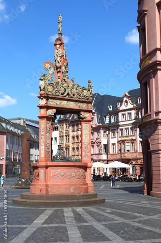 Mainz, der Marktbrunnen. Im Hintergrund die Heunensäule und die historischen Häuser am Markt. (Juni 2015)