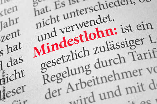 Wörterbuch mit dem Begriff Mindestlohn photo