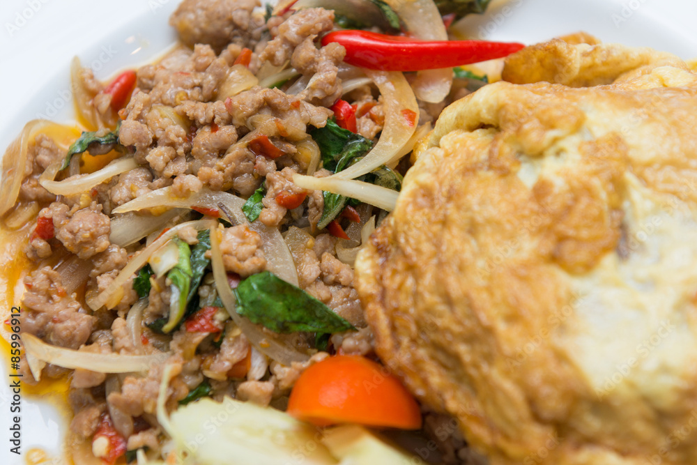 Fototapeta premium spicy pork with basil and omelet