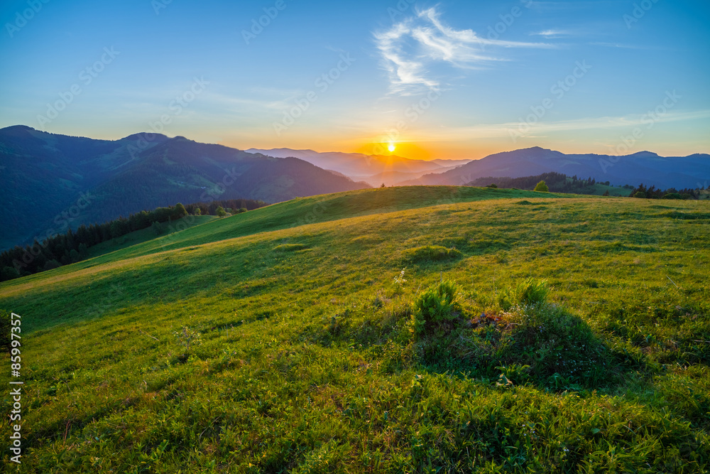 Obraz premium Piękny letni wschód słońca w górach.