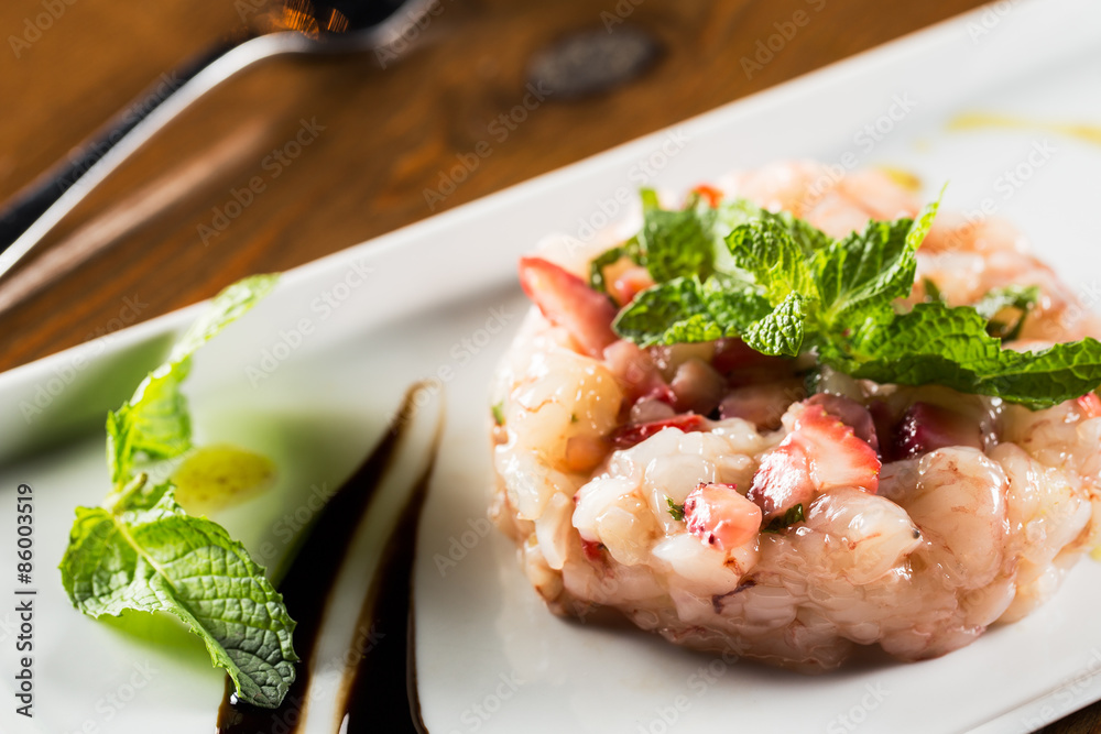 Foto Prawn tartar with strawberry