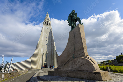 Памятник викингу Лейфу Эрикссонуперед церковью Халлгримура в Рейкьявике