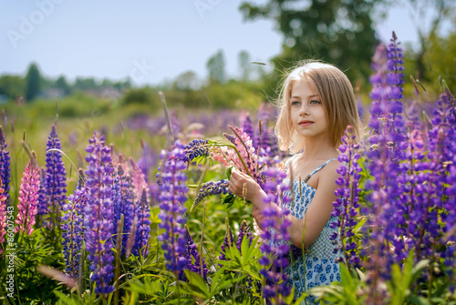 Девочка в поле цветов