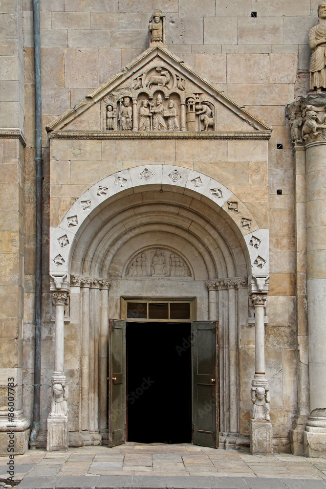 Duomo di Fidenza; il portale di sinistra