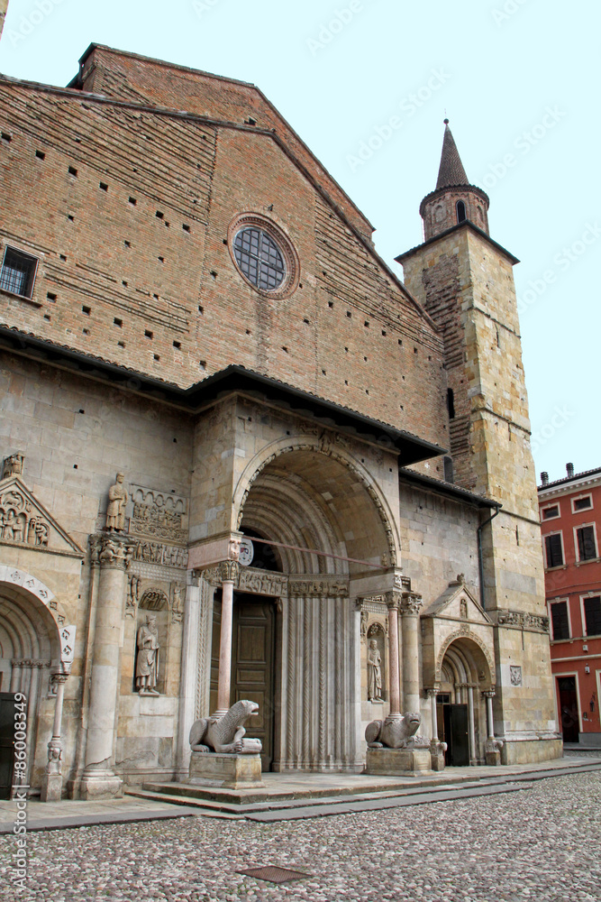 Duomo di Fidenza; la facciata