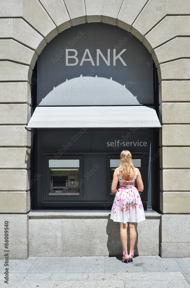 Fotografie Girl at ATM