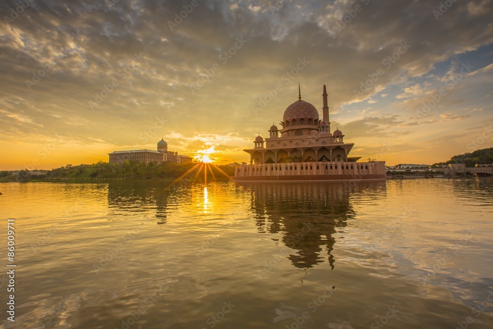 Obraz premium sunburst during sunrise at Putra Mosque, Putrajaya Malaysia