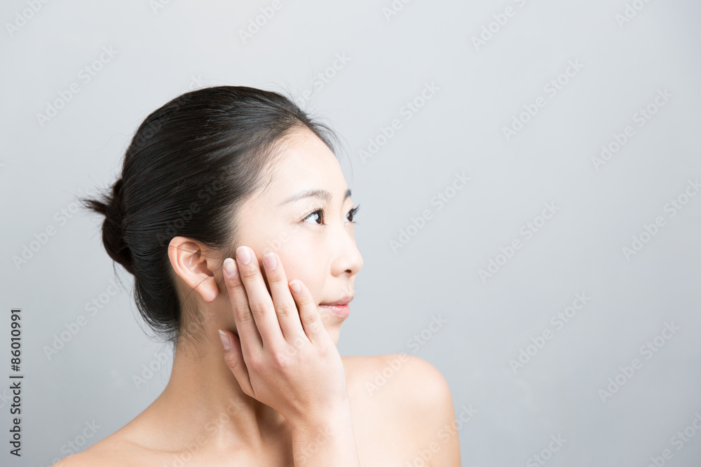 肌の綺麗な女性