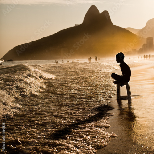 Menino reflete a beira mar, Rio de Janeiro