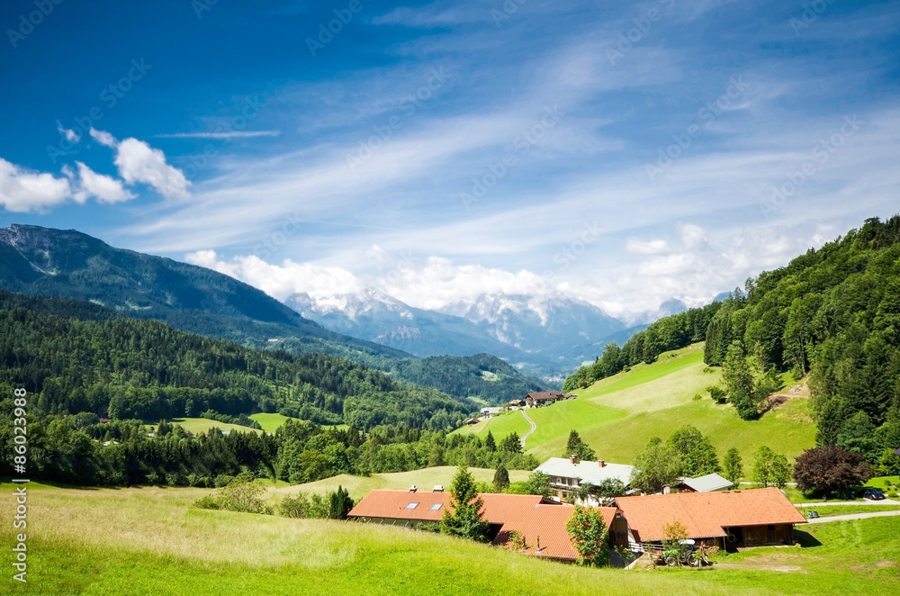 Dorf in Oberbayern, schöne Landschaftskulisse