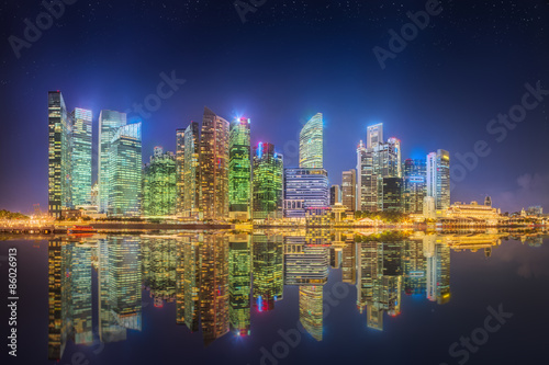 nocna-linia-horyzontu-w-singapurze