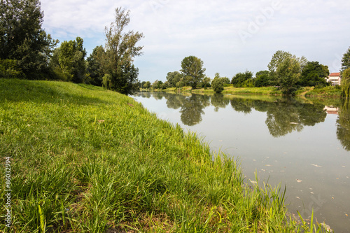 paesaggio lungofiume estivo