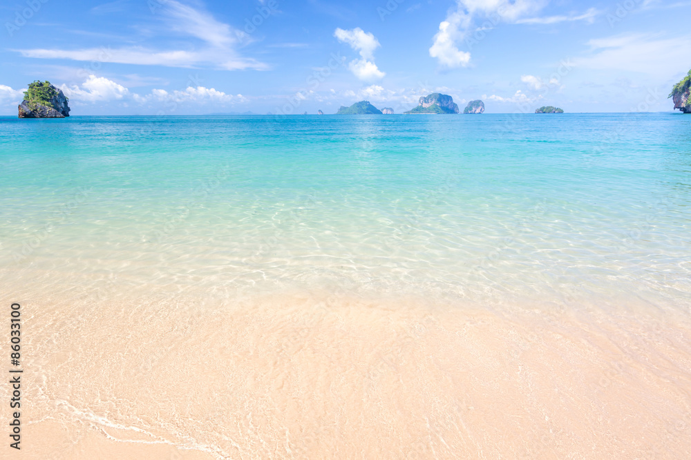 Fototapeta premium White sand beach