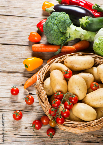 Fototapeta Naklejka Na Ścianę i Meble -   Assorted raw organic vegetables