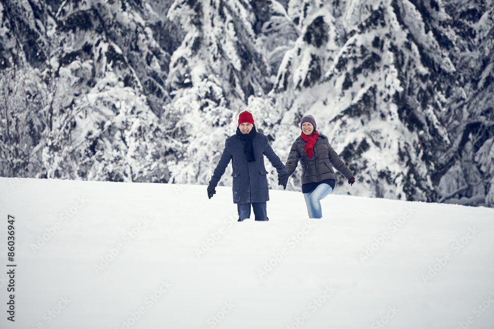 Paar Mann Frau Schnee Spaziergang Wald