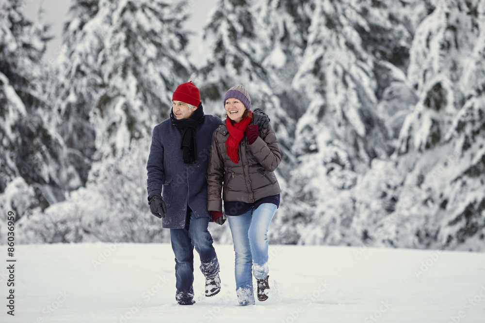 Paar Mann Frau Schnee Spaziergang lachen