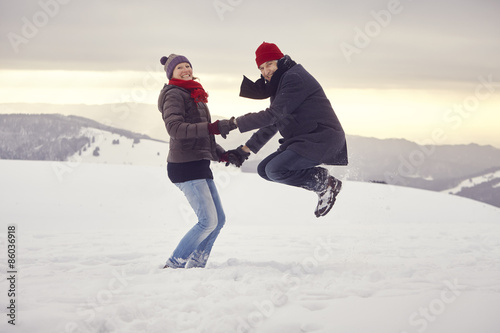 Paar Mann Frau Berg Winter Schnee springen