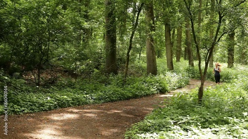 Junge Frau beim Joggen im Wald