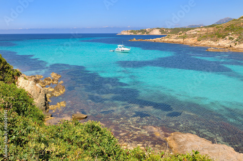bateau sur eau turquoise - Revellata, Corse