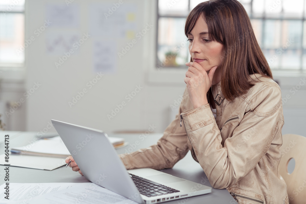 geschäftsfrau schaut konzentriert auf laptop geschäftsfrau schaut konzentriert auf laptop