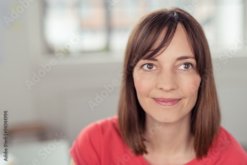 frau in ihrer wohnung