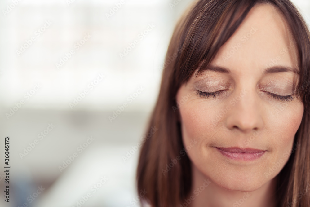 frau mit geschlossenen augen