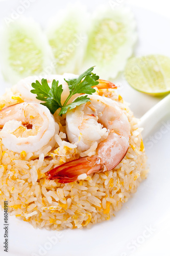 Obraz na płótnie Fried rice with shrimp and vegetables on white plate, Thai cuisine w salonie