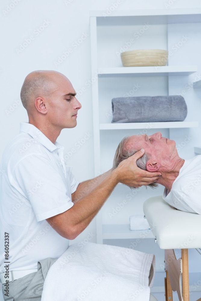 Obraz premium Man receiving head massage 