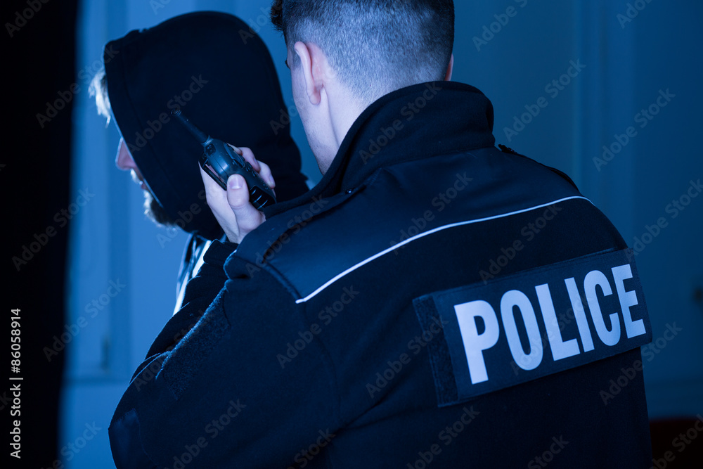Obraz premium Cop informing police commandant