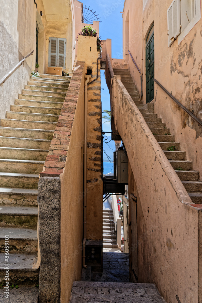 historische Treppen und Fassaden in Calvi auf Korsika