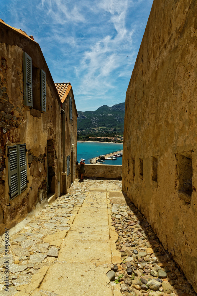 In den Gassen von Calvi auf Korsika 