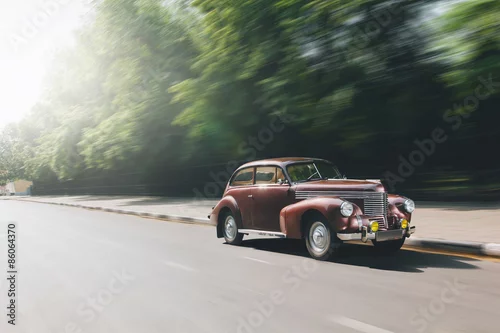 Obraz Retro samochód prędkość jazdy na drodze