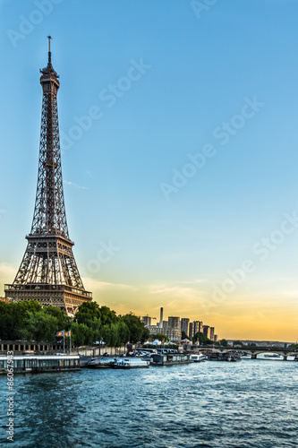 Paris au coucher de soleil - Paris, France