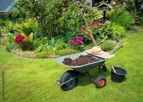 Gartenarbeit, Schubkarre, Rindenmulch photo