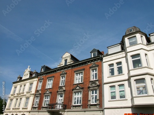 Häuserzeile mit sanierten Altbauten in der Paulinenstraße im Sommer bei blauem Himmel und Sonnenschein in Detmold in Ostwestfalen-Lippe