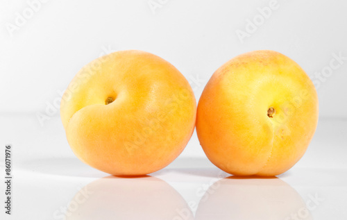 Aprikosen isoliert