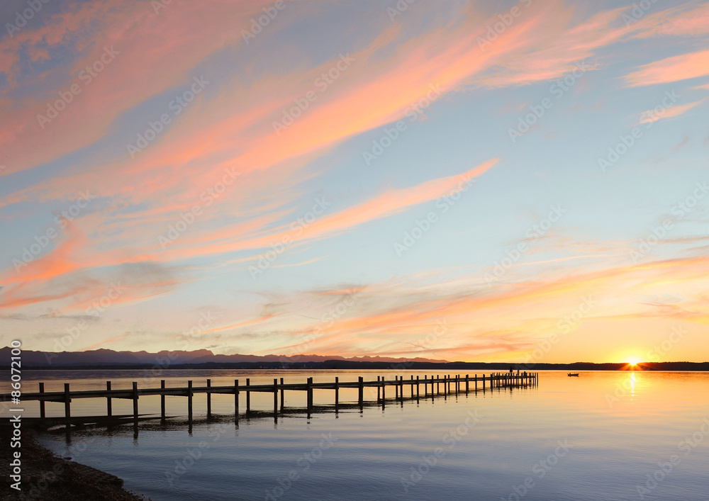 Steg bei Sonnenuntergang, Abendhimmel mit Freifläche