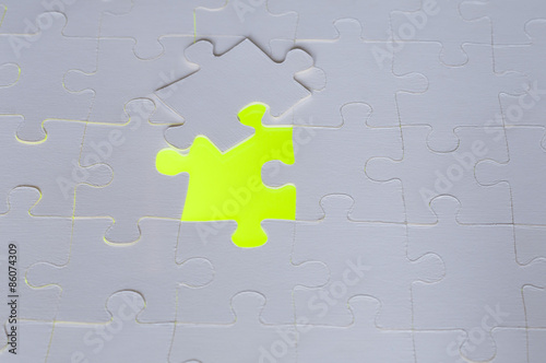 Fehlendes Puzzleteil /Symbol fuer Loesungen von Geschaeftskonzepten, fehlendes Puzzleteil mit gruenen leuchtendem Hintergrund. photo