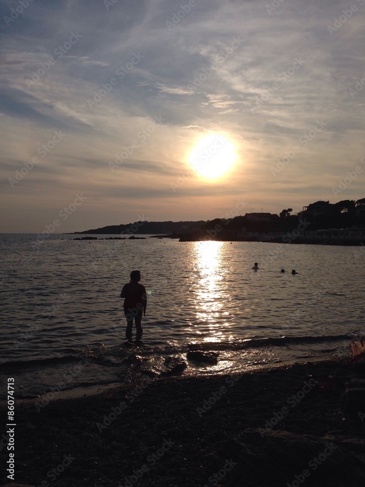 Fototapeta premium bagnanti al tramonto