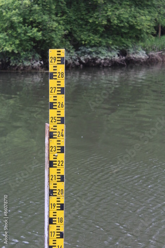 Pegelstandsmesser in einem Fluss