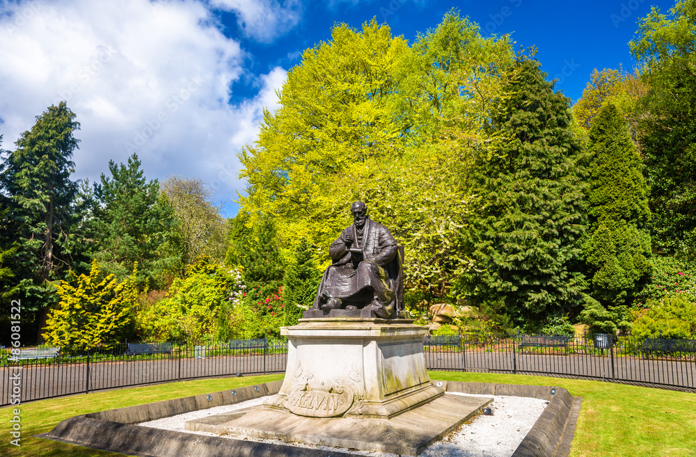 Obraz premium Statue of Lord Kelvin in Kelvingrove Park - Glasgow, Scotland