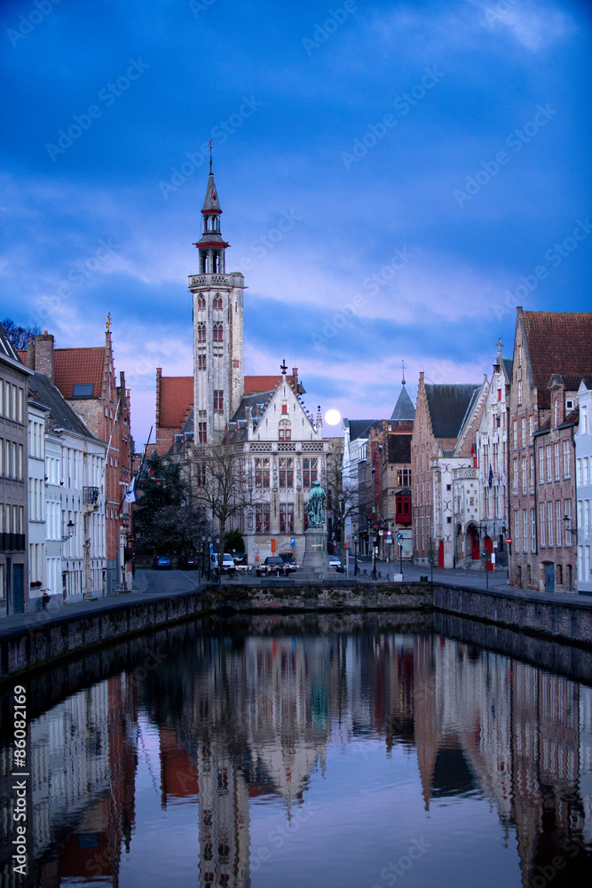 Fototapeta premium Easter Sunrise, Church of Our Lady Bruges